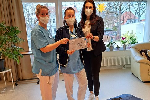 Schöne Überraschung aus Storkow, Nachrichten, Diakonie Hospiz Woltersdorf Drei Mitarbeiterinnen bei der Übergabe von der Firma SOFTLINE-Schaum GmbH & Co. KG gespendetem 7-teiligen Set verschiedener Positionshilfen.