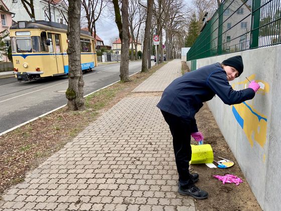 Schülerinnen und Schüler der privaten Docemus Schule Neu Zittau bemalten die Mauer des Hospizgeländes, Nachrichten, Diakonie Hospiz Woltersdorf Schülerinnen und Schüler der privaten Docemus Schule Neu Zittau bemalten die Mauer des Hospizgeländes, Nachrichten, Diakonie Hospiz Woltersdorf