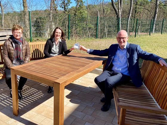 Karin und Stefanie Lange überreichen Walther Seiler ein prall gefülltes Spendenhäuschen, Nachrichten, Diakonie Hospiz Woltersdorf Karin und Stefanie Lange überreichen Walther Seiler ein prall gefülltes Spendenhäuschen, Nachrichten, Diakonie Hospiz Woltersdorf
