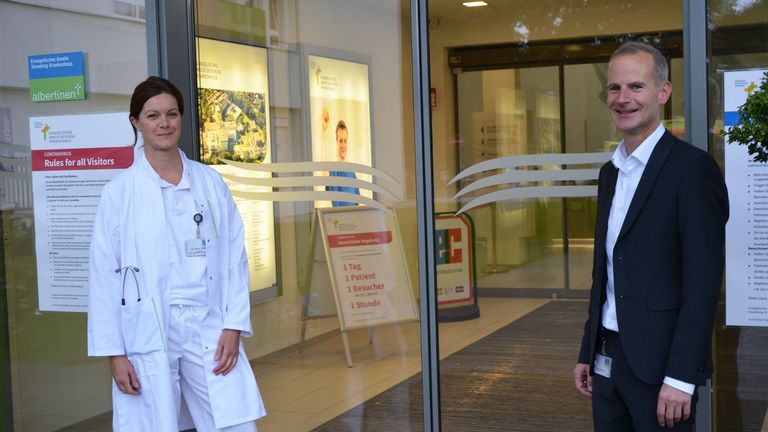 Evangelisches Amalie Sieveking Krankenhaus - Klimamanagerin Dr. Anne Hübner und Geschäftsführer Sascha Altendorf vor dem Eingang des Evangelischen Amalie Sieveking Krankenhauses Evangelisches Amalie Sieveking Krankenhaus - Klimamanagerin Dr. Anne Hübner und Geschäftsführer Sascha Altendorf vor dem Eingang des Evangelischen Amalie Sieveking Krankenhauses