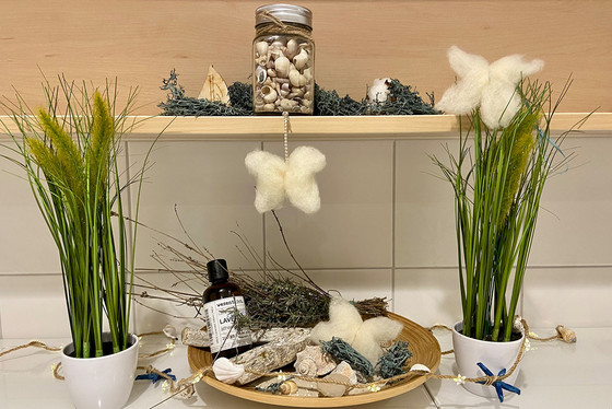 Duftschmetterling aus Heilwolle wird mit Aromaöl beträufelt, Nachrichten, Diakonie Hospiz Woltersdorf Duftschmetterling aus Heilwolle wird mit Aromaöl beträufelt, Nachrichten, Diakonie Hospiz Woltersdorf