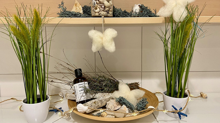 Duftschmetterling aus Heilwolle wird mit Aromaöl beträufelt, Nachrichten, Diakonie Hospiz Woltersdorf Duftschmetterling aus Heilwolle wird mit Aromaöl beträufelt, Nachrichten, Diakonie Hospiz Woltersdorf