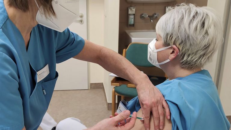 Immanuel Klinik Rüdersdorf - Hohe Impfquote - Anke Speth impft Mitarbeiterin Immanuel Klinik Rüdersdorf - Hohe Impfquote - Anke Speth impft Mitarbeiterin