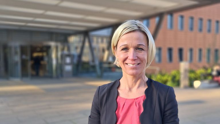 Immanuel Klinik Rüdersdorf - Immanuel Klinik Märkische Schweiz - Jean Franke wird neue Geschäftsführerin - Jean Franke vor dem Haupteingang Immanuel Klinik Rüdersdorf - Immanuel Klinik Märkische Schweiz - Jean Franke wird neue Geschäftsführerin - Jean Franke vor dem Haupteingang