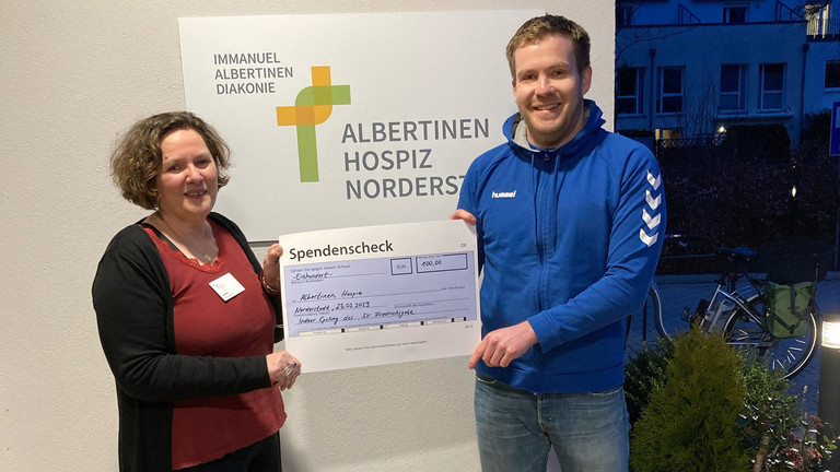Hospiz-Einrichungsleiterin Ira Müller nimmt Spendenscheck vom Nachbar-Verein entgegen - Albertinen Hospiz Norderstedt