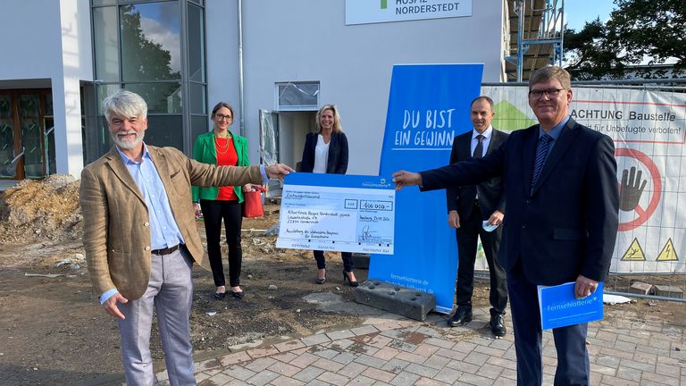 Albertinen Hospiz Norderstedt - Großzügige Spende der Deutschen Fernsehlotterie, Scheckübergabe an Geschäftsführer Andreas Hausberg Albertinen Hospiz Norderstedt - Großzügige Spende der Deutschen Fernsehlotterie, Scheckübergabe an Geschäftsführer Andreas Hausberg