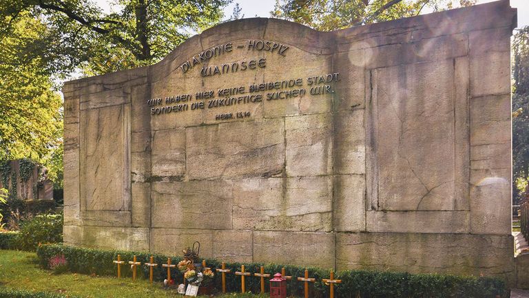 Diakonie Hospiz Wannsee - Ehrenamtliche beenden Ausbildung - Trauerarbeit - Abbildung Grabstelle Diakonie Hospiz Wannsee - Ehrenamtliche beenden Ausbildung - Trauerarbeit - Abbildung Grabstelle