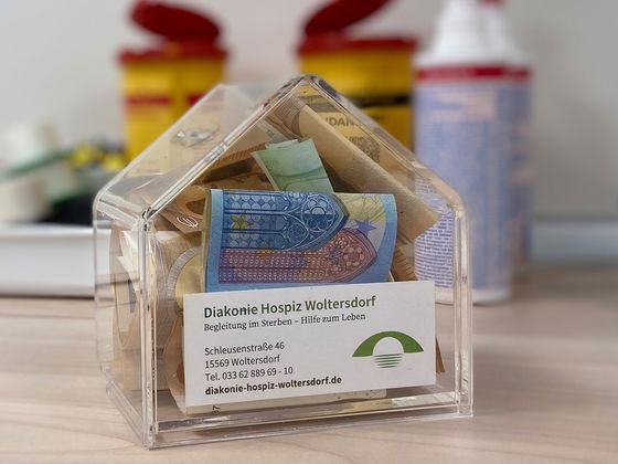Spendenhäuschen mit dem gesammelten Geld aus der Kastanienapotheke in Woltersdorf, Nachrichten, Diakonie Hospiz Woltersdorf Spendenhäuschen mit dem gesammelten Geld aus der Kastanienapotheke in Woltersdorf, Nachrichten, Diakonie Hospiz Woltersdorf