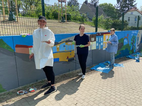 Schülerinnen und Schüler der privaten Docemus Schule Neu Zittau bemalten die Mauer des Hospizgeländes, Nachrichten, Diakonie Hospiz Woltersdorf Schülerinnen und Schüler der privaten Docemus Schule Neu Zittau bemalten die Mauer des Hospizgeländes, Nachrichten, Diakonie Hospiz Woltersdorf