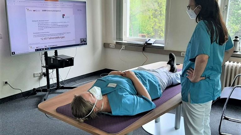 Rheumatologie für Studierende online - Mitarbeitende demonstrieren spezielle rheumatologische Untersuchungstechniken Rheumatologie für Studierende online - Mitarbeitende demonstrieren spezielle rheumatologische Untersuchungstechniken