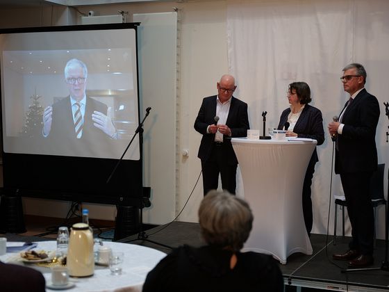 Immanuel Albertinen Diakonie - Nachricht - Diakonie wagen – 75 Jahre Immanuel Albertinen Diakonie in Berlin - Festakt - Herbert Blum, Dagmar Wegener und Matthias Scheller (von links) im Trialog zur Haltung, die es für diakonisches Arbeit benötigt. Immanuel Albertinen Diakonie - Nachricht - Diakonie wagen – 75 Jahre Immanuel Albertinen Diakonie in Berlin - Festakt - Herbert Blum, Dagmar Wegener und Matthias Scheller (von links) im Trialog zur Haltung, die es für diakonisches Arbeit benötigt.