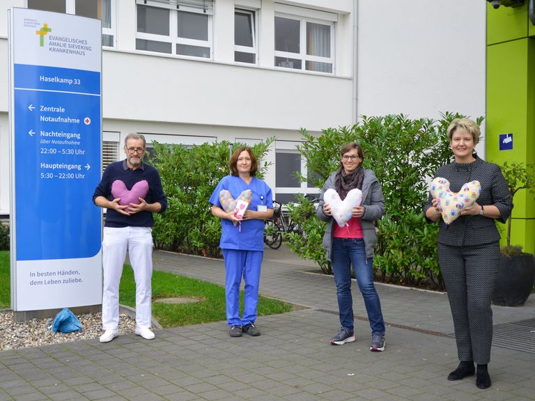 Evangelisches Amalie Sieveking Krankenhaus - Stiftung Zukunft Amalie - Herzkissen spenden Trost bei Brustkrebspatientinnen