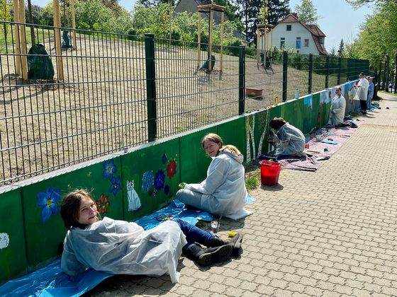 Schülerinnen und Schüler der privaten Docemus Schule Neu Zittau bemalten die Mauer des Hospizgeländes, Nachrichten, Diakonie Hospiz Woltersdorf Schülerinnen und Schüler der privaten Docemus Schule Neu Zittau bemalten die Mauer des Hospizgeländes, Nachrichten, Diakonie Hospiz Woltersdorf