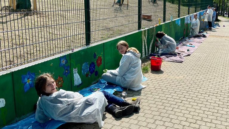 Schülerinnen und Schüler der privaten Docemus Schule Neu Zittau bemalten die Mauer des Hospizgeländes, Nachrichten, Diakonie Hospiz Woltersdorf